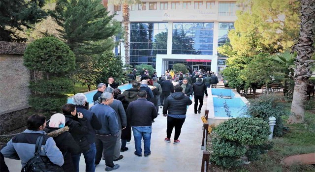 Cumhurbaşkanı Erdoğanın müjdesinin ardından vatandaşlar gözlerini SGK önünde açtı