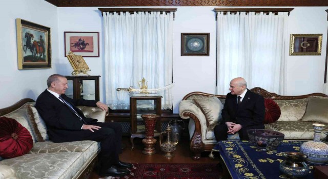 Cumhurbaşkanı Recep Tayyip Erdoğan ile Milliyetçi Hareket Partisi Genel Başkanı Devlet Bahçeli arasındaki ikili görüşme sona erdi. Görüşme yaklaşık 1 saat sürdü.