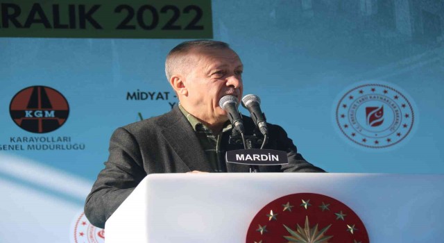 Cumhurbaşkanı Recep Tayyip Erdoğan: “Sordum, resmi rakam nedir dedim. Dediler ki 75 bin kişi meydanda. Bu 2023e yürüyüşün coşkulu adımıdır.”