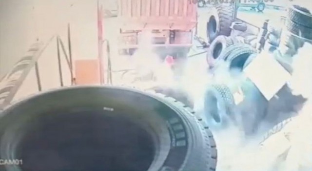 Çürük lastik bomba gibi patladı, ayakları yerden kesildi