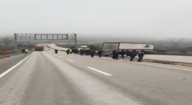 D100de makaslayan tır yolu kapattı, kilometrelerce uzunlukta kuyruk oluştu