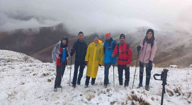 Dağcılar Van Gölünün güneyindeki Beleko Dağına tırmandı