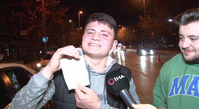 Denetimde ceza yedi, şarkı söyledi