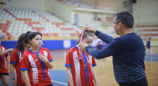 Denizlide 114 sporcu kupayı kaldırmak için kıyasyısa mücadele etti