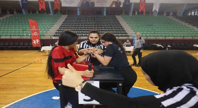 Denizlide 194 kadın ve 200 erkek bilek güreşinde yarışıyor