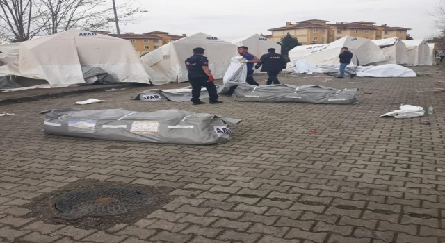 Deprem sonrası kurulan çadırlar tek tek kaldırılıyor
