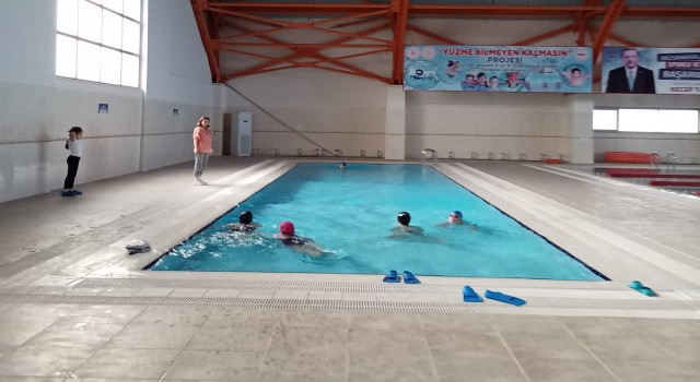 Depremi yüzerek unutuyorlar