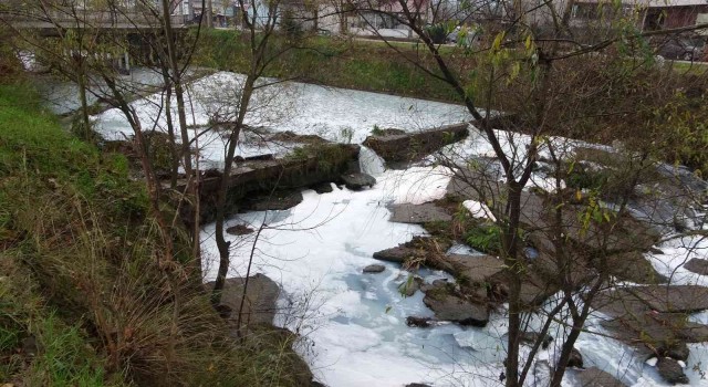 Dere bembeyaz aktı, ekipler bölgeyi inceliyor