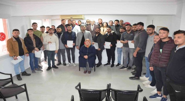 Didimde MHPye üye olan gençlere rozetlerini İl Başkanı Alıcık taktı