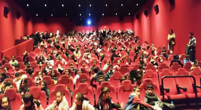 Dilovasında öğrenciler ve özel bireyler Buğday Tanesi filmine götürülüyor