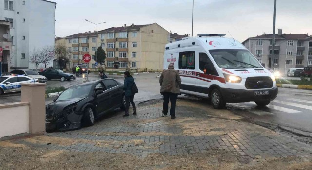 Direksiyon hakimiyetini kaybetti, bahçe duvarına çarptı