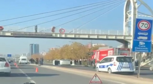 Direksiyon hakimiyetini kaybetti, refüje çarparak başka aracın üzerine düştü