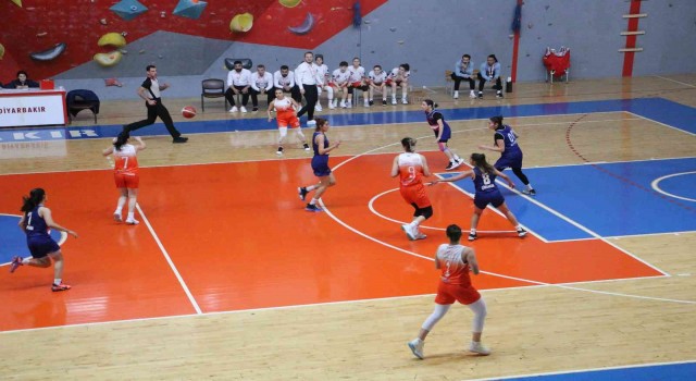 Diyarbakır kadın basketbol takımı kendi sahasında güldü