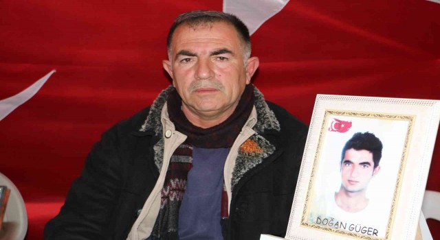 Diyarbakırda aileler, 4 yıldır HDPnin kapısında evlatlarının yolunu gözlüyor