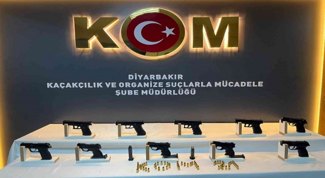 Diyarbakırda ev aramasında 10 adet tabanca ele geçirildi