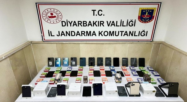 Diyarbakırda kargo aktarma merkezinde çok sayıda kaçak ürün ele geçirildi