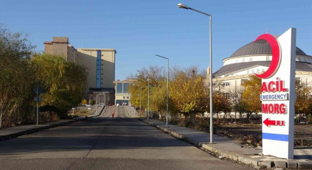 Diyarbakırda kıskançlık krizi kanlı bitti: Kadın ensesinden vuruldu
