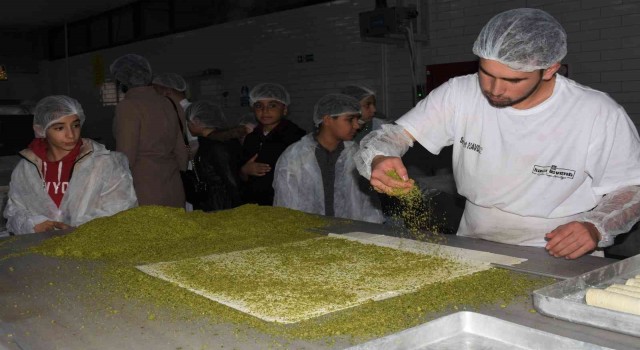 Diyarbakırda öğrenciler, tatlının yapım aşamasını yerinde gördü