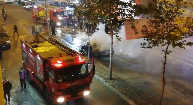 Diyarbakırda seyir halindeki otomobil alev alev yandı
