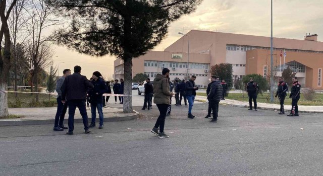 Diyarbakırda üniversite personeline araçtan ateş açıldı: 1 yaralı