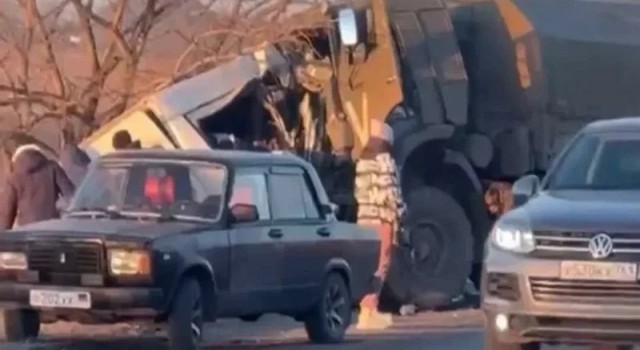 Donetskte Rus askeri aracı minibüsle çarpıştı: 16 ölü, 3 yaralı