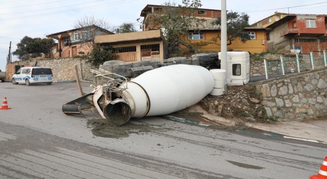 Dönüş yapan beton mikseri devrildi, sürücü yara almadan kurtuldu