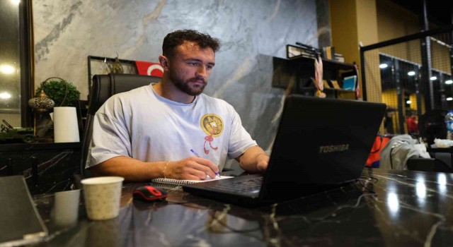 Dünya ikinci olan sporcudan örnek davranış