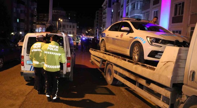 Dur ihtarına uymayan ehliyetsiz sürücü polis aracına çarpınca yakalandı