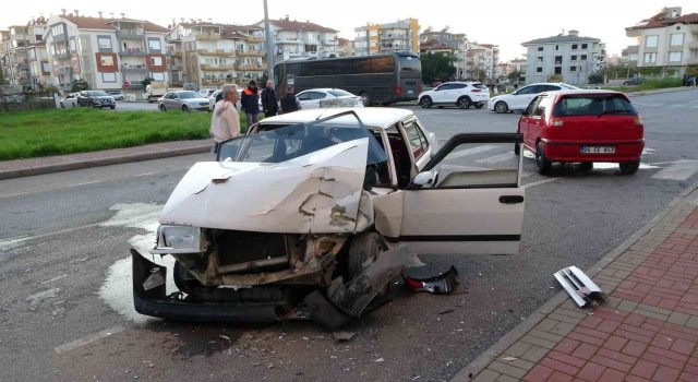 Dur levhasına uymayan otomobil ortalığı savaş alanına çevirdi:1 yaralı