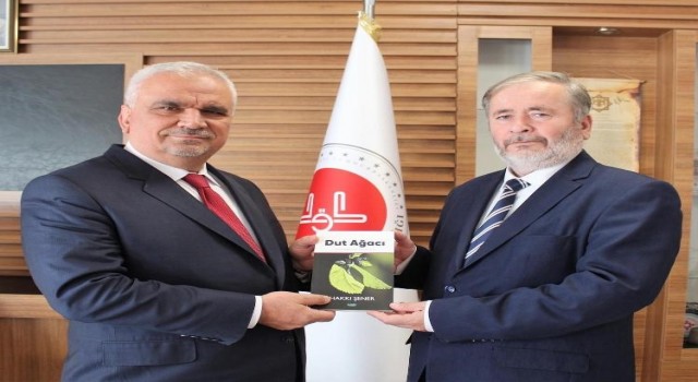 ‘Dut Ağacı isimli kitabını hediye etti