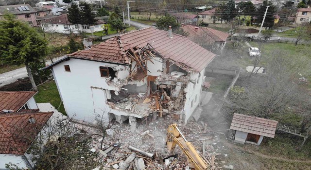 Düzcede ağır hasar alan 107 bina yıkıldı