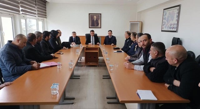 Eber Gölünde yangınların nasıl önleneceği muhtarlara anlatıldı