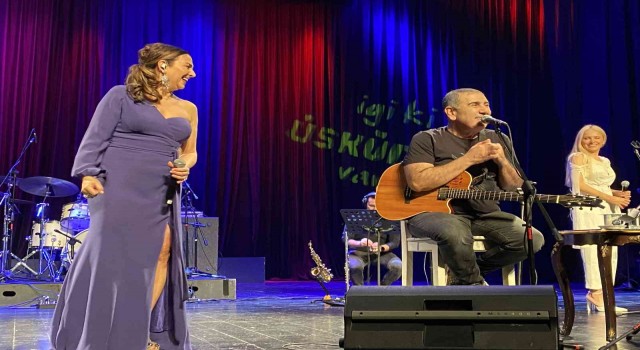 Eda ve Metin Özülkü çifti Üsküdarda 90lar rüzgarı estirdi