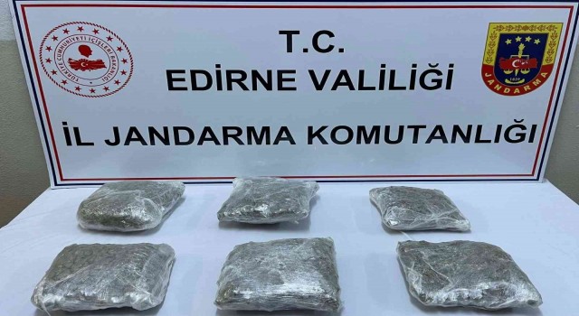 Edirnede jandarma ekipleri uyuşturucuya geçit vermiyor