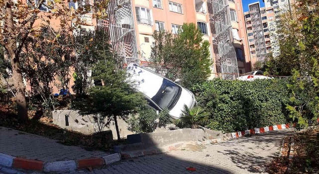 Edremitte bahçeye uçan otomobilden yara almadan kurtuldu