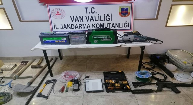 Edremitte hırsızlık yapan 2 kişi tutuklandı