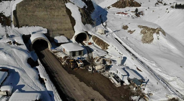 Eğibele kar düştü, tünel tek şeritten ulaşıma açıldı