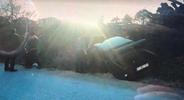 Ehliyetsiz sürücünün kullandığı araç yoldan çıktı, 3 kişi yaralandı
