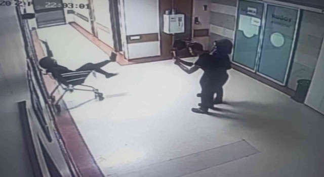 Elazığda özel bir hastanede sağlık çalışanları yoğun bakım ünitesi önünde tik tok videosu çekti