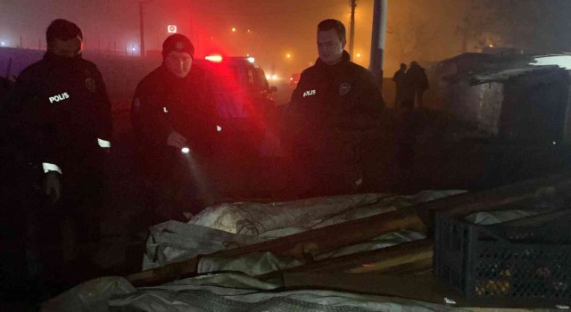 Elektrik direğini çaldılar, polise yakalanacaklarını anlayınca atla kaçtılar
