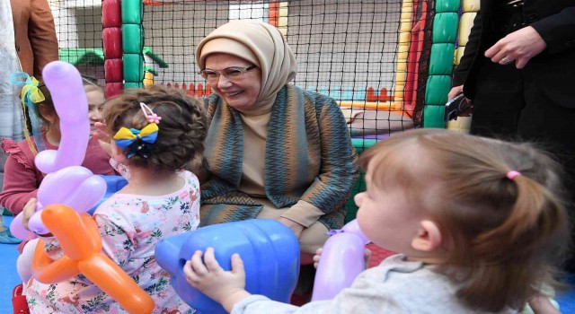 Emine Erdoğan, Ukraynadan Türkiyeye getirilen yetim çocuklarla buluştu