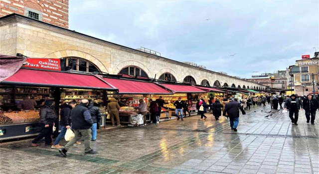 Eminönünde kuruyemişler yılbaşı öncesi tezgahları süsledi