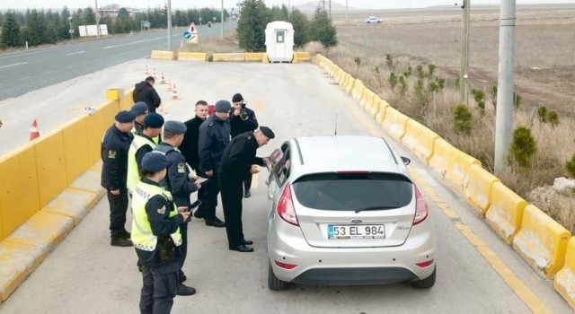 Emniyet kemeri denetimi yapan jandarma ekiplerinden çocuklara hediye sürprizi