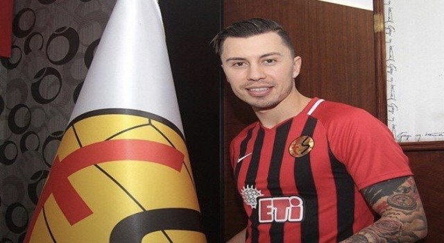 Emre Güral Eskişehirsporun transfer yasağının kalkması için imza verdi