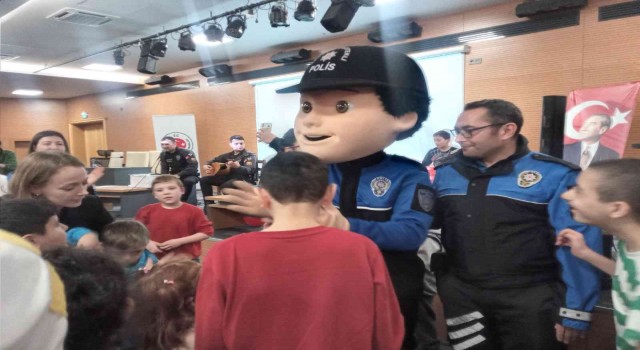 Engelli çocuklar maskot polis Cesurla gönüllerince eğlendi