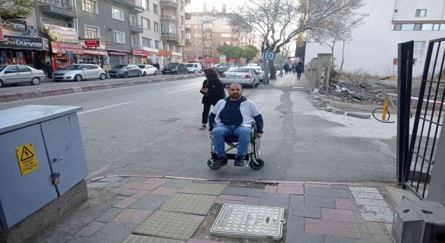 Engelli hastalarının çektiği sıkıntıyı anlamak için sokakta tekerlekli sandalyeye bindi