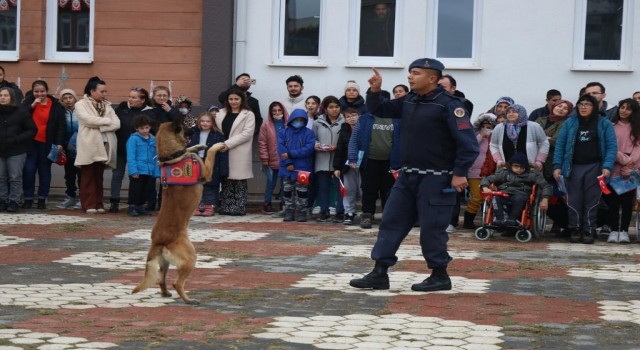 Engelli öğrencilerle jandarma ekipleri bir araya geldi