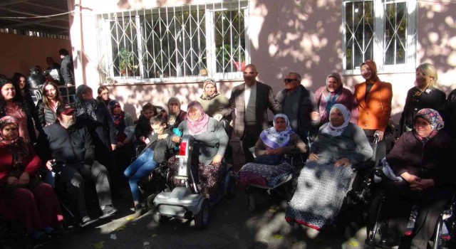 Engelliler Gününde akülü sandalye hediye ettiler