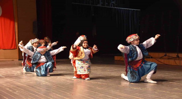 Engelliler resim, el işi ve folklorde hünerlerini sergiledi