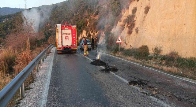 Erdekte saman yüklü kamyon alev aldı